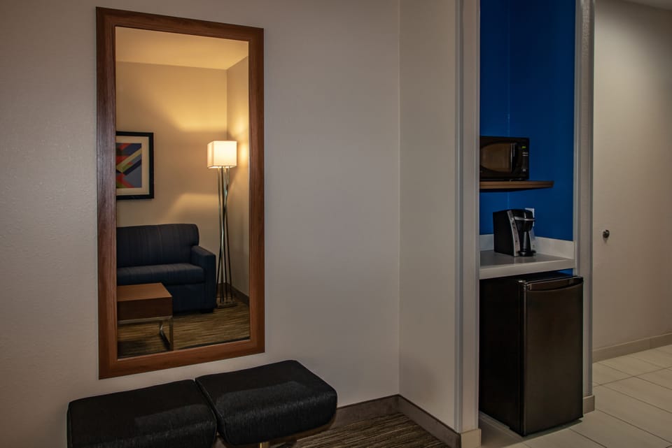 Suite, 1 King Bed | In-room safe, desk, blackout drapes, iron/ironing board