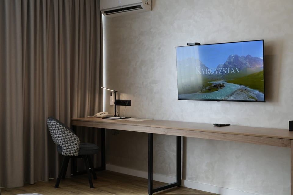 Deluxe Room | Minibar, in-room safe, desk, blackout drapes