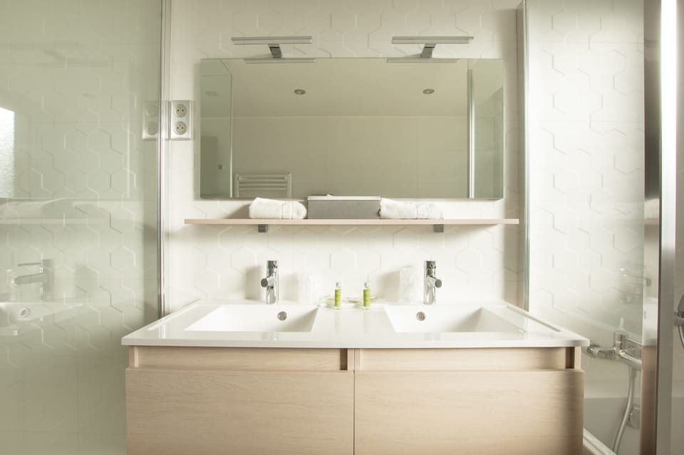 Suite Impérial avec Terrasse et Vue Mer | Bathroom | Hair dryer, towels