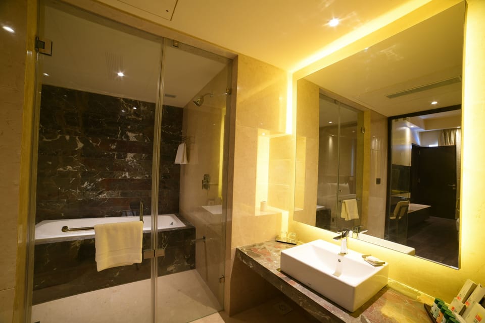 Hazel Suite | Bathroom | Shower, rainfall showerhead, free toiletries, hair dryer (on request)