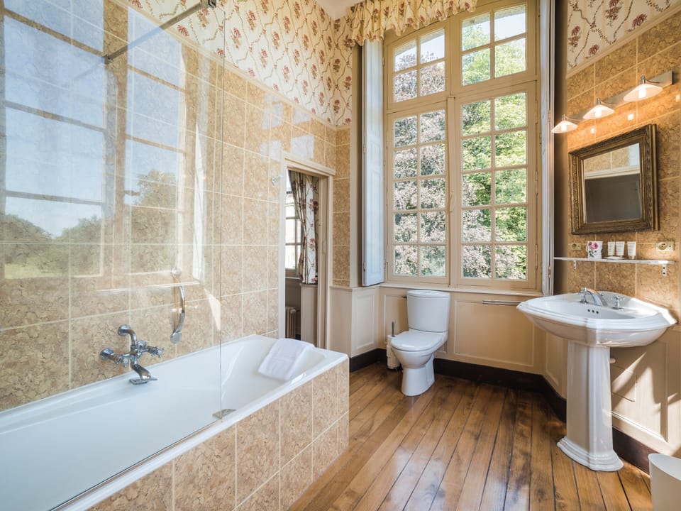 Family Suite | Bathroom | Free toiletries, hair dryer, bathrobes, slippers