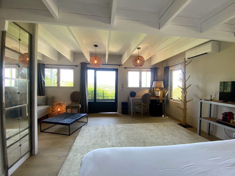 Double Room, Ensuite (Deluxe) | Minibar, in-room safe, desk, soundproofing