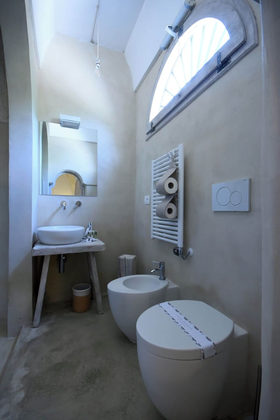 Comfort Double Room | Bathroom | Shower, free toiletries, hair dryer, bidet