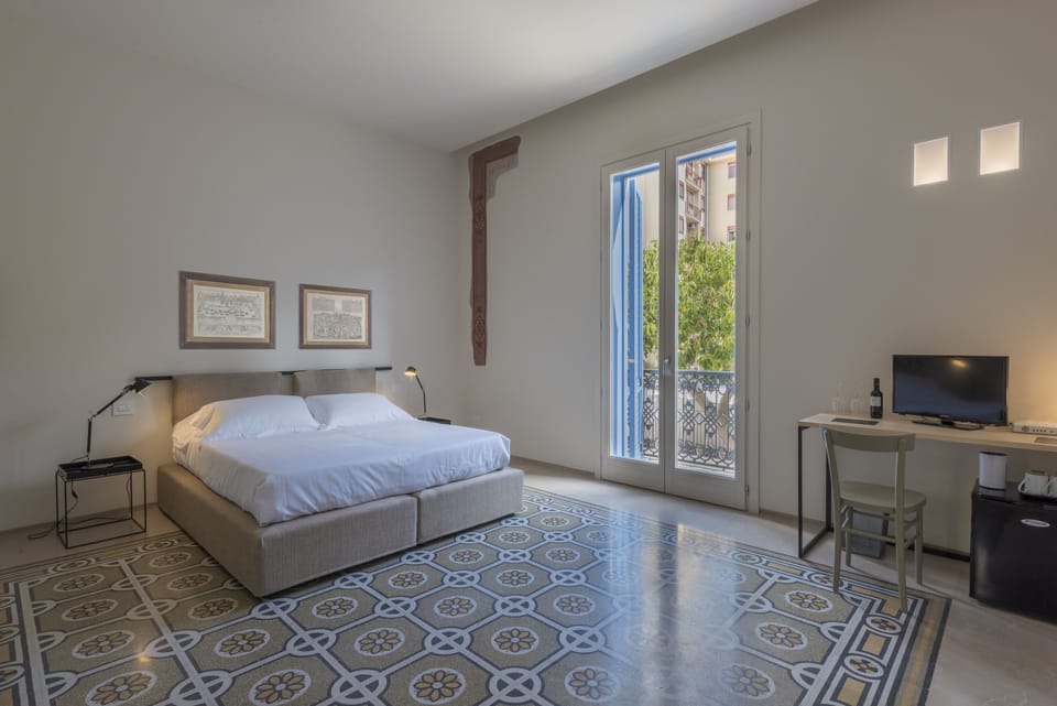 Deluxe Suite, Balcony | Bathroom | Shower, rainfall showerhead, free toiletries, hair dryer