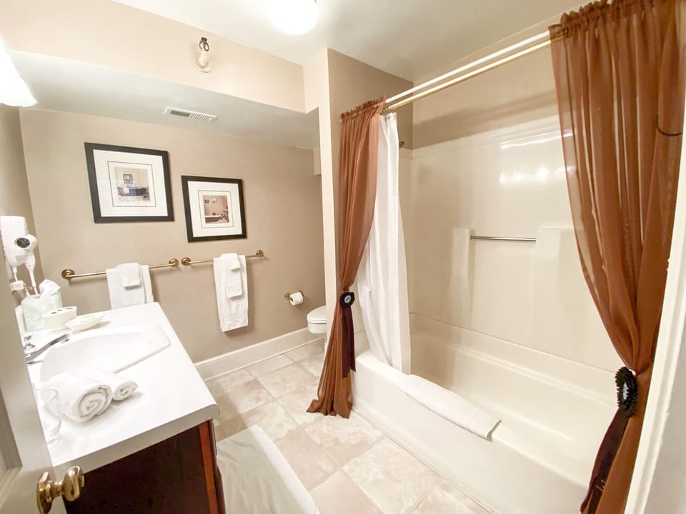Washington King Bed | Bathroom | Free toiletries, towels