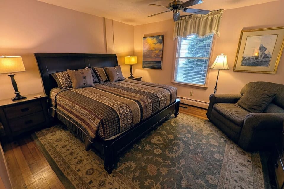Room #3 Deluxe King Room | Iron/ironing board, free WiFi, bed sheets
