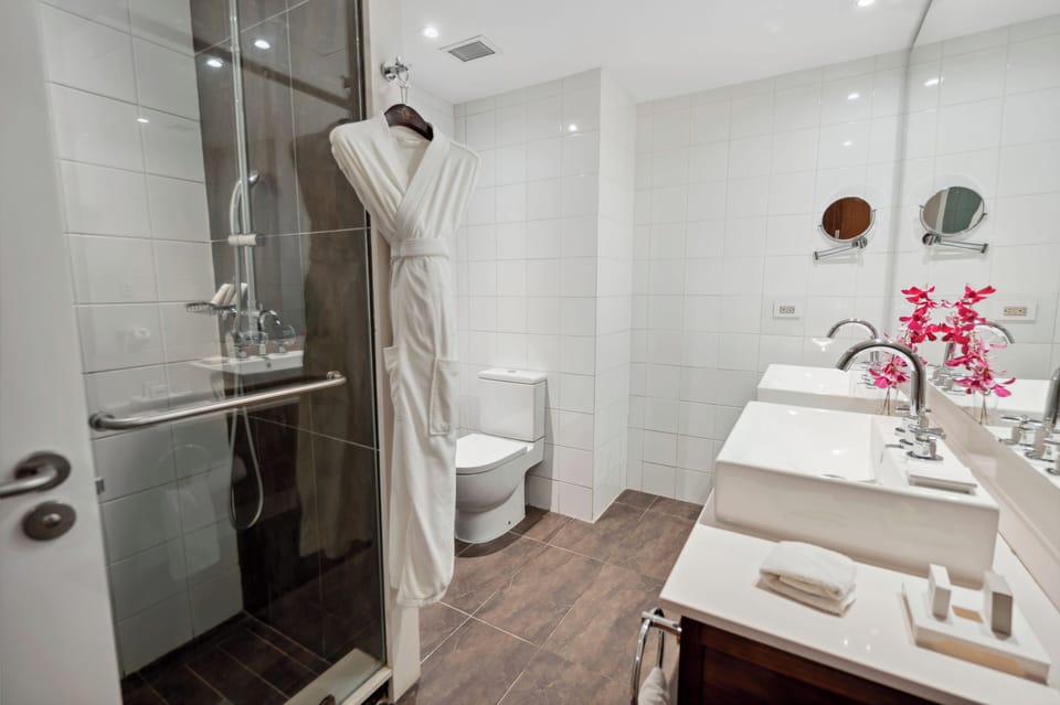 Junior Suite, 1 Queen Bed | Bathroom | Free toiletries, hair dryer, slippers, towels
