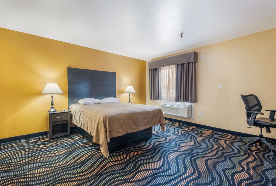 Standard Room, 1 Queen Bed, Non Smoking | Bathroom | Combined shower/tub, hair dryer (on request), towels