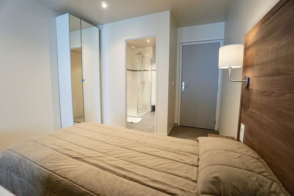 Twin Room, 2 Twin Beds | Desk, laptop workspace, iron/ironing board, free WiFi