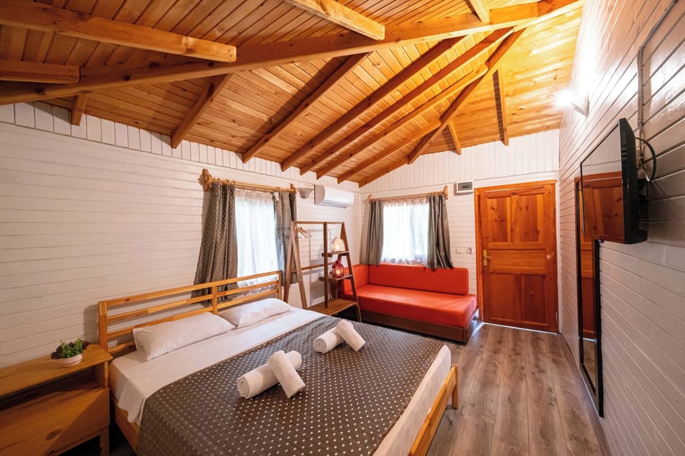 Desk, laptop workspace, WiFi (free), bed sheets