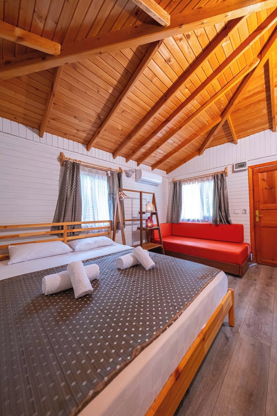 Desk, laptop workspace, WiFi (free), bed sheets