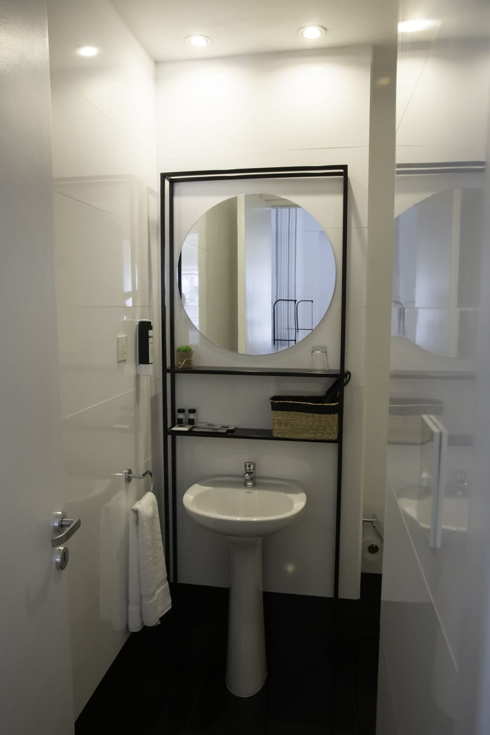 Superior Double Room | Bathroom | Combined shower/tub, rainfall showerhead, free toiletries, hair dryer