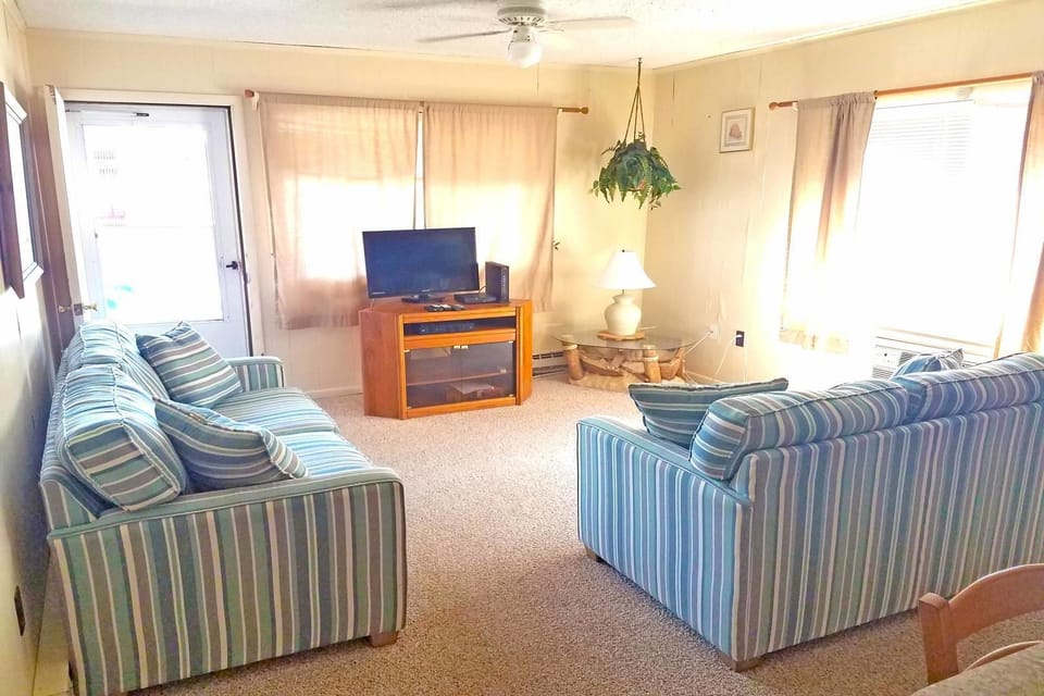 Condo, 3 Bedrooms | Living room | TV, DVD player