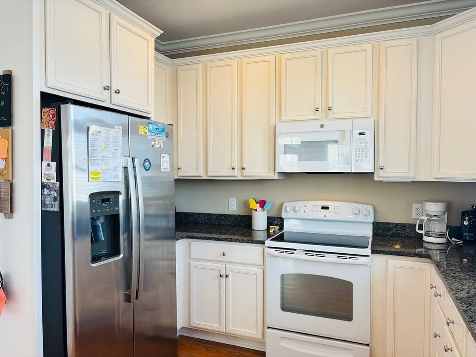 House, 4 Bedrooms | Private kitchen | Coffee/tea maker, full-size fridge, microwave, oven
