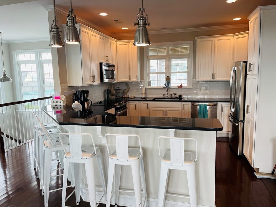 House, 3 Bedrooms | Private kitchen | Full-size fridge, microwave, oven, stovetop