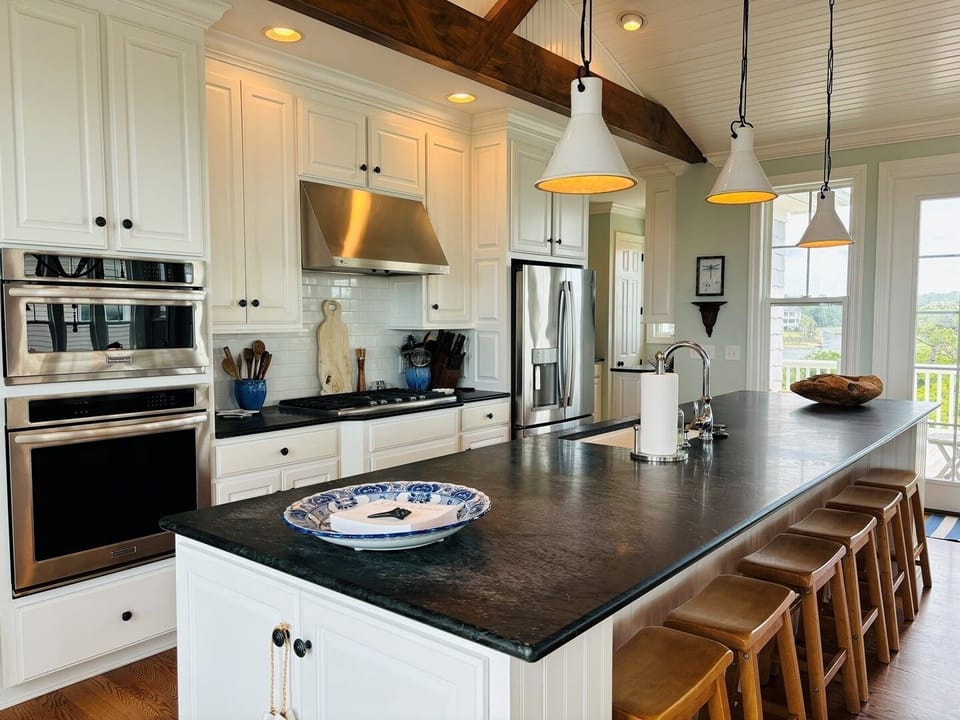 House, 5 Bedrooms | Private kitchen | Full-size fridge, microwave, oven, stovetop