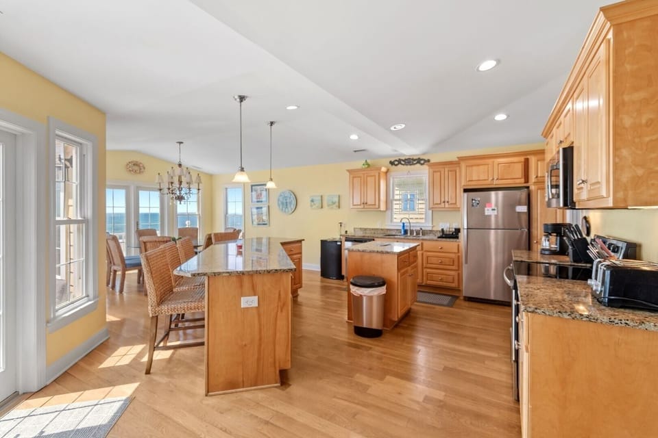 House, 6 Bedrooms | Private kitchen | Coffee/tea maker, full-size fridge, microwave, oven