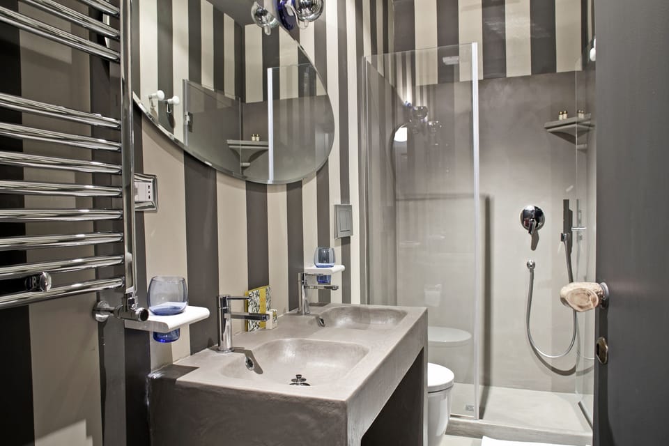 Classic Room, 1 Double Bed | Bathroom | Free toiletries, hair dryer, towels