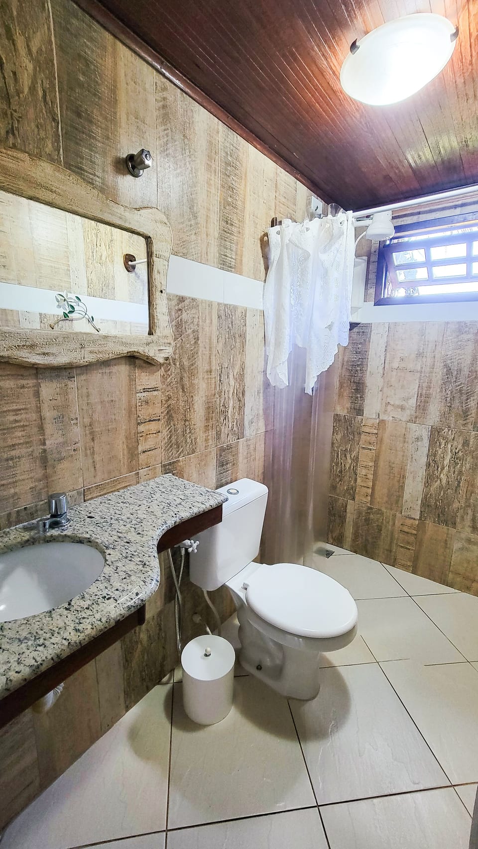 Family Chalet | Bathroom | Shower, free toiletries, towels