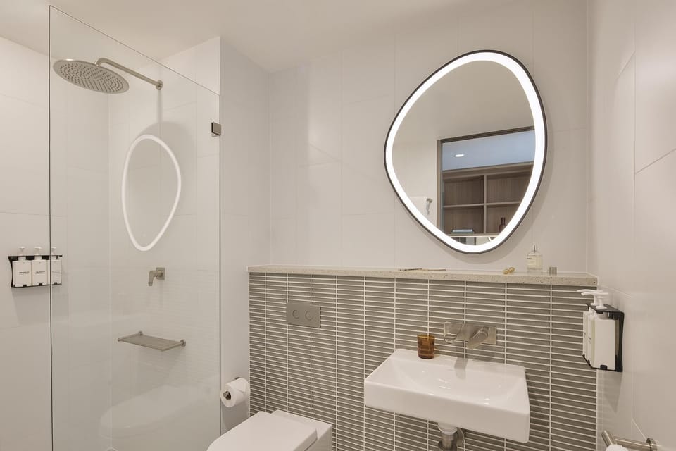 Deluxe King | Bathroom | Shower, free toiletries, hair dryer, towels
