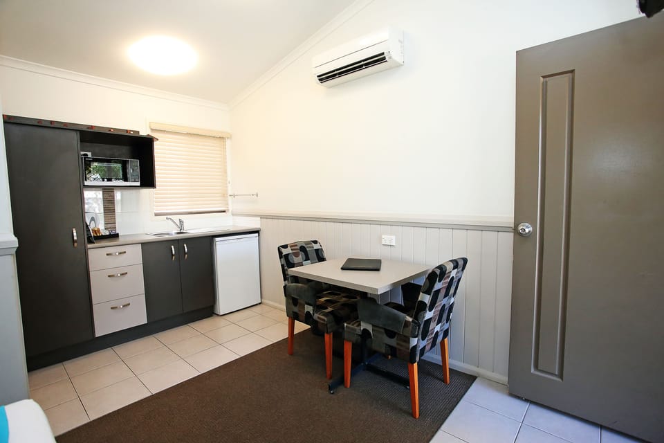 Ensuite Studio | In-room dining