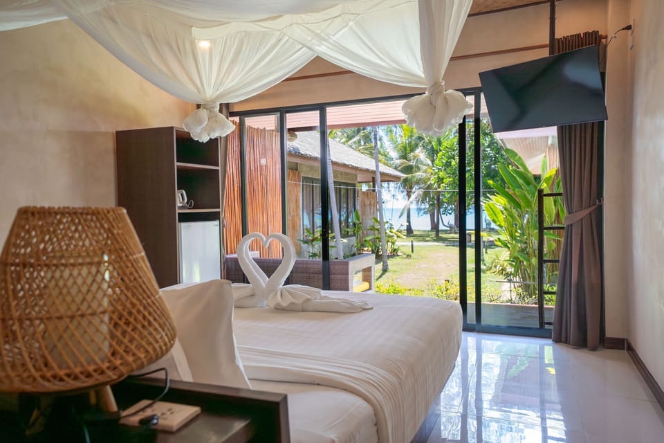 Sea View Villa | Minibar, in-room safe, desk, blackout drapes