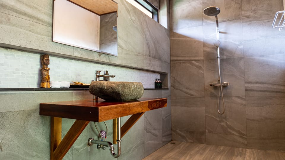 Seaside Pavilion Room | Bathroom | Free toiletries, hair dryer, towels, soap