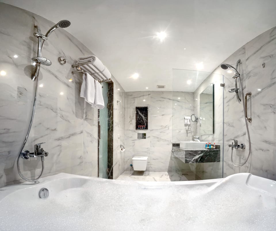 Deluxe Room | Bathroom | Bathtub, deep soaking tub, free toiletries, hair dryer