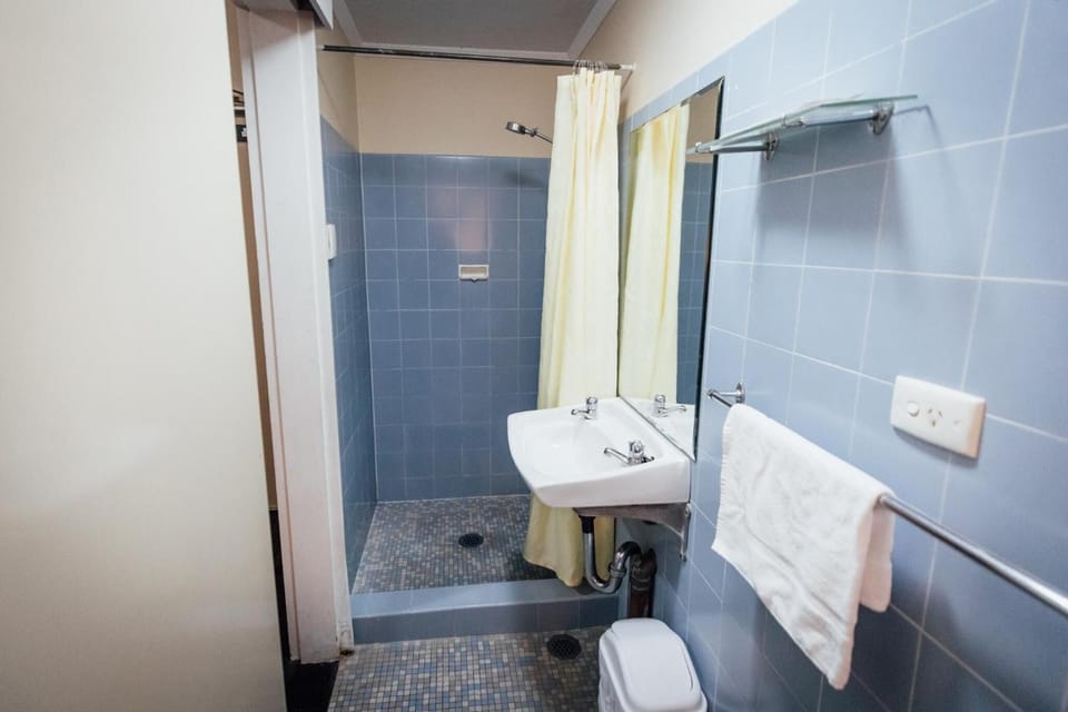 Shower, free toiletries, towels