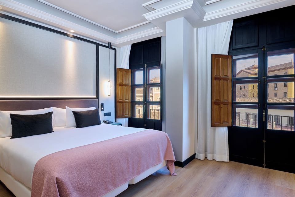 Deluxe Room (Puerta Elvira) | Premium bedding, minibar, in-room safe, desk