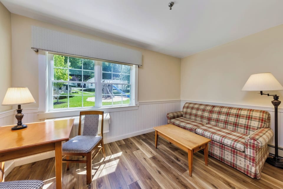 Two Queen Suite - Dog Friendly | Living area | TV, books