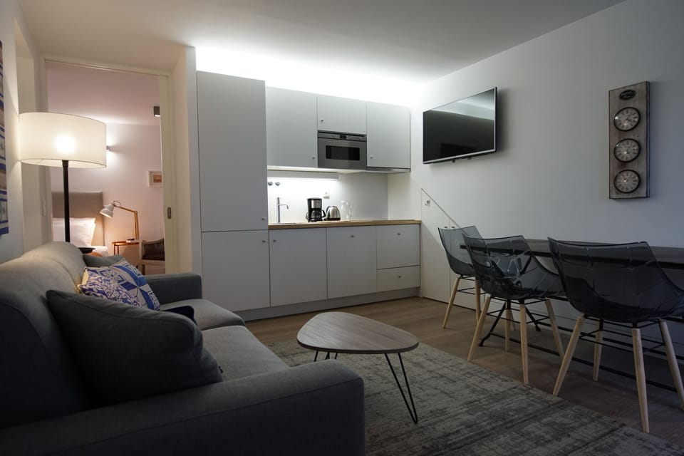 Family Apartment, 2 Bedrooms (Graça) | Private kitchenette | Fridge, cookware/dishes/utensils, freezer