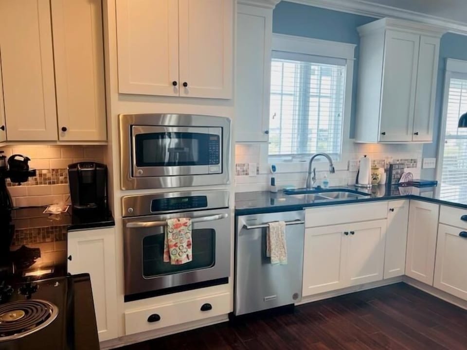 House, 4 Bedrooms | Private kitchen | Full-size fridge, microwave, oven, stovetop