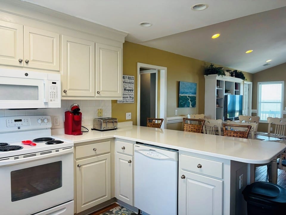 House, 4 Bedrooms | Private kitchen | Full-size fridge, microwave, oven, stovetop