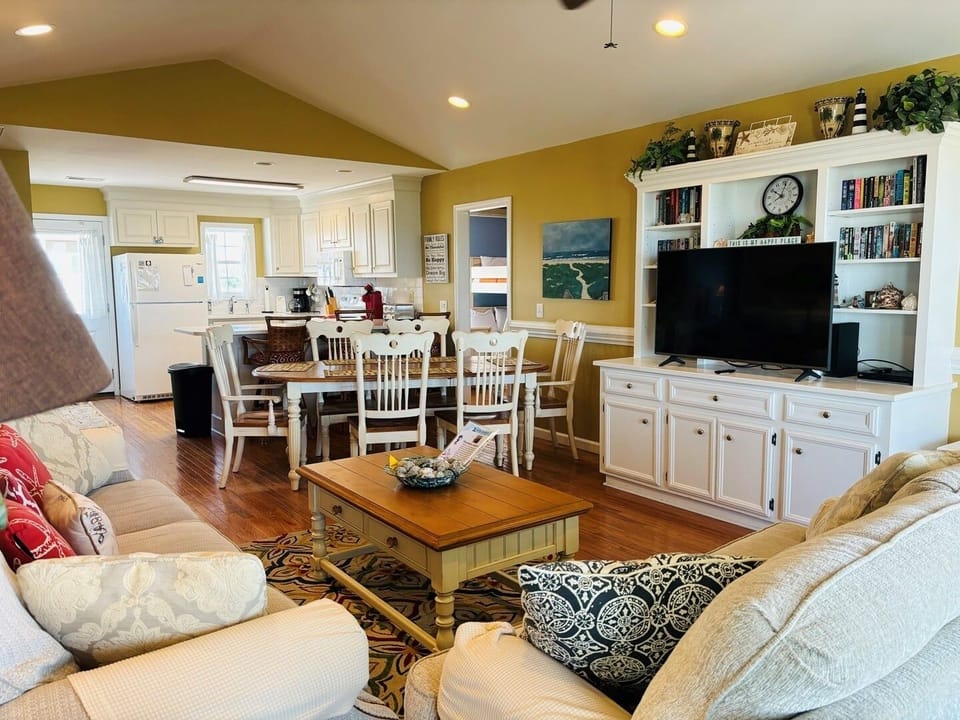 House, 4 Bedrooms | Living area | TV, DVD player