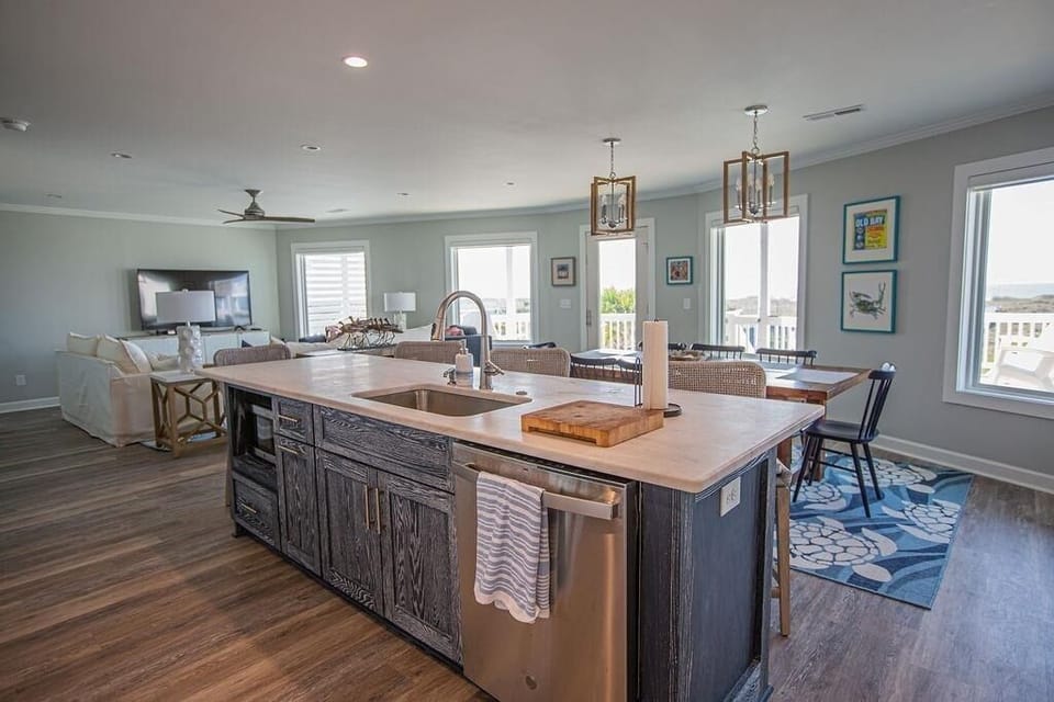 House, 6 Bedrooms | Private kitchen | Full-size fridge, microwave, oven, stovetop