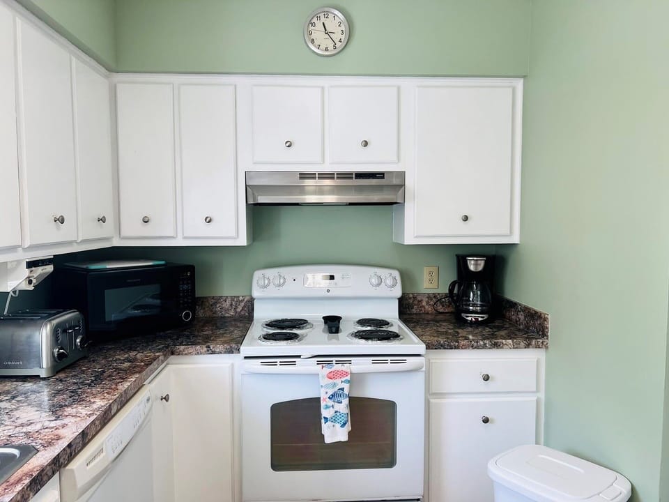 House, 4 Bedrooms | Private kitchen | Full-size fridge, microwave, oven, stovetop