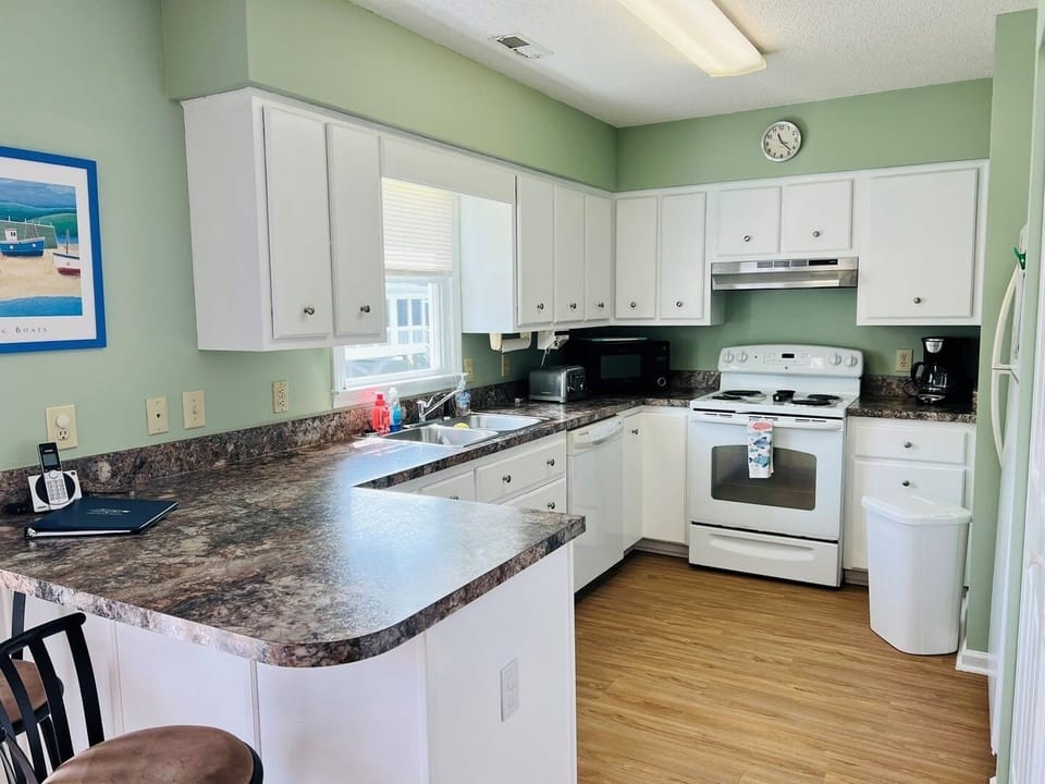 House, 4 Bedrooms | Private kitchen | Full-size fridge, microwave, oven, stovetop