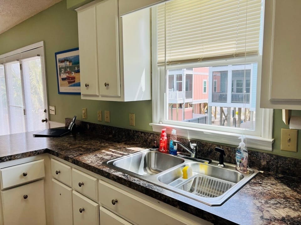 House, 4 Bedrooms | Private kitchen | Full-size fridge, microwave, oven, stovetop