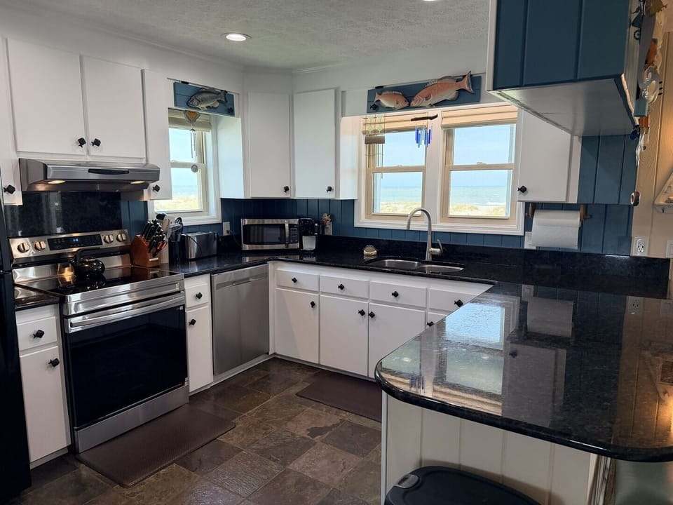 House, 4 Bedrooms | Private kitchen | Coffee/tea maker, full-size fridge, microwave, oven