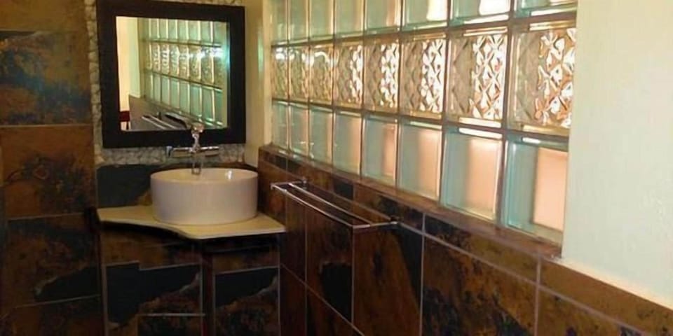 Bathroom sink