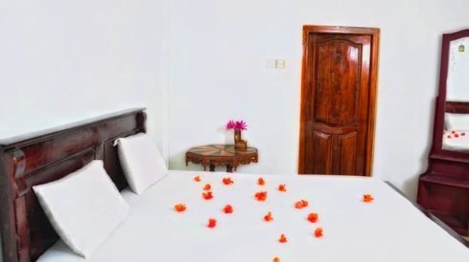 Deluxe Double Room | Desk, laptop workspace, iron/ironing board, free WiFi