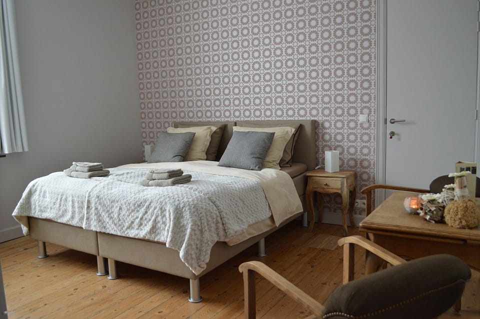 Minibar, desk, soundproofing, free cribs/infant beds