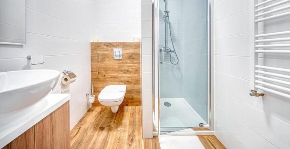 Premier Double Room | Bathroom | Hair dryer, towels, soap, shampoo