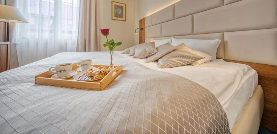 Premier Single Room | Premium bedding, desk, soundproofing, free WiFi