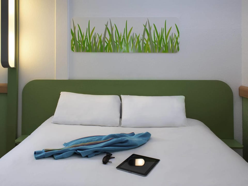 Desk, soundproofing, free WiFi, bed sheets