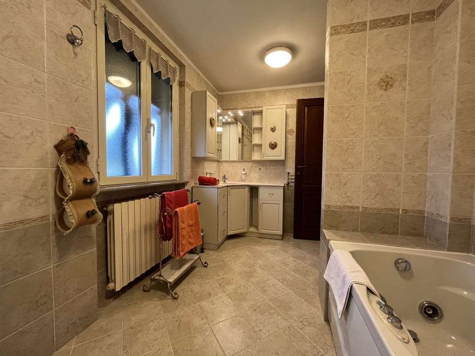 Camera Tripla con Vasca | Bathroom | Hair dryer, bidet, towels, soap