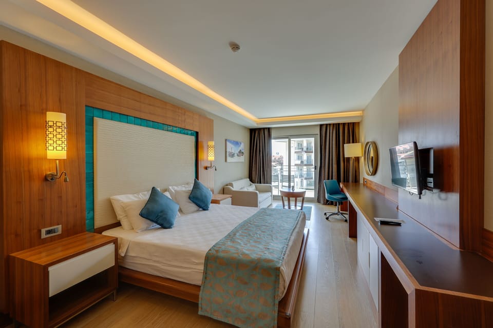Minibar, desk, soundproofing, WiFi (free)