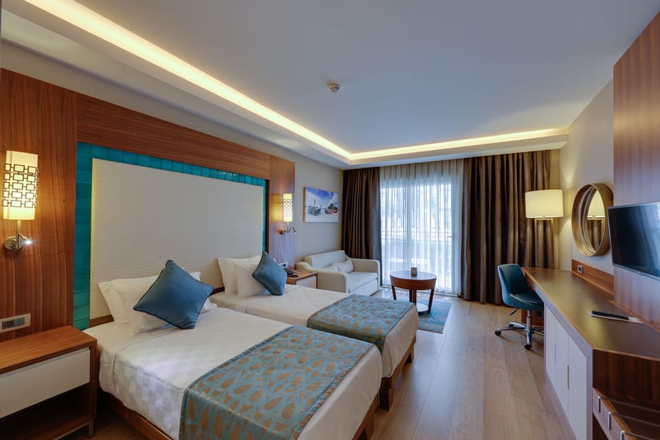 Superior Room, 2 Twin Beds, Non Smoking | Minibar, desk, soundproofing, WiFi (free)