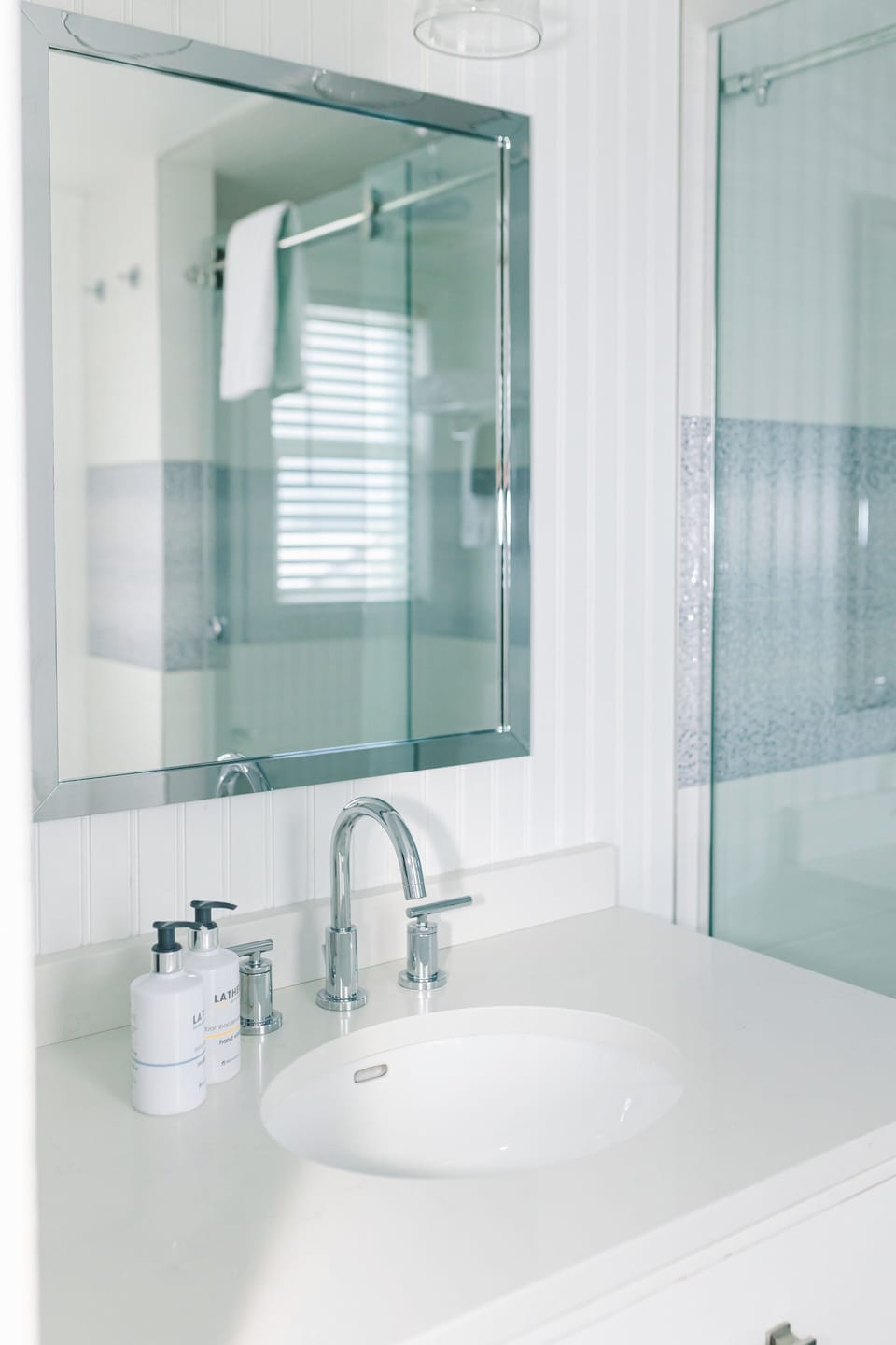 Shower, free toiletries, bathrobes, towels
